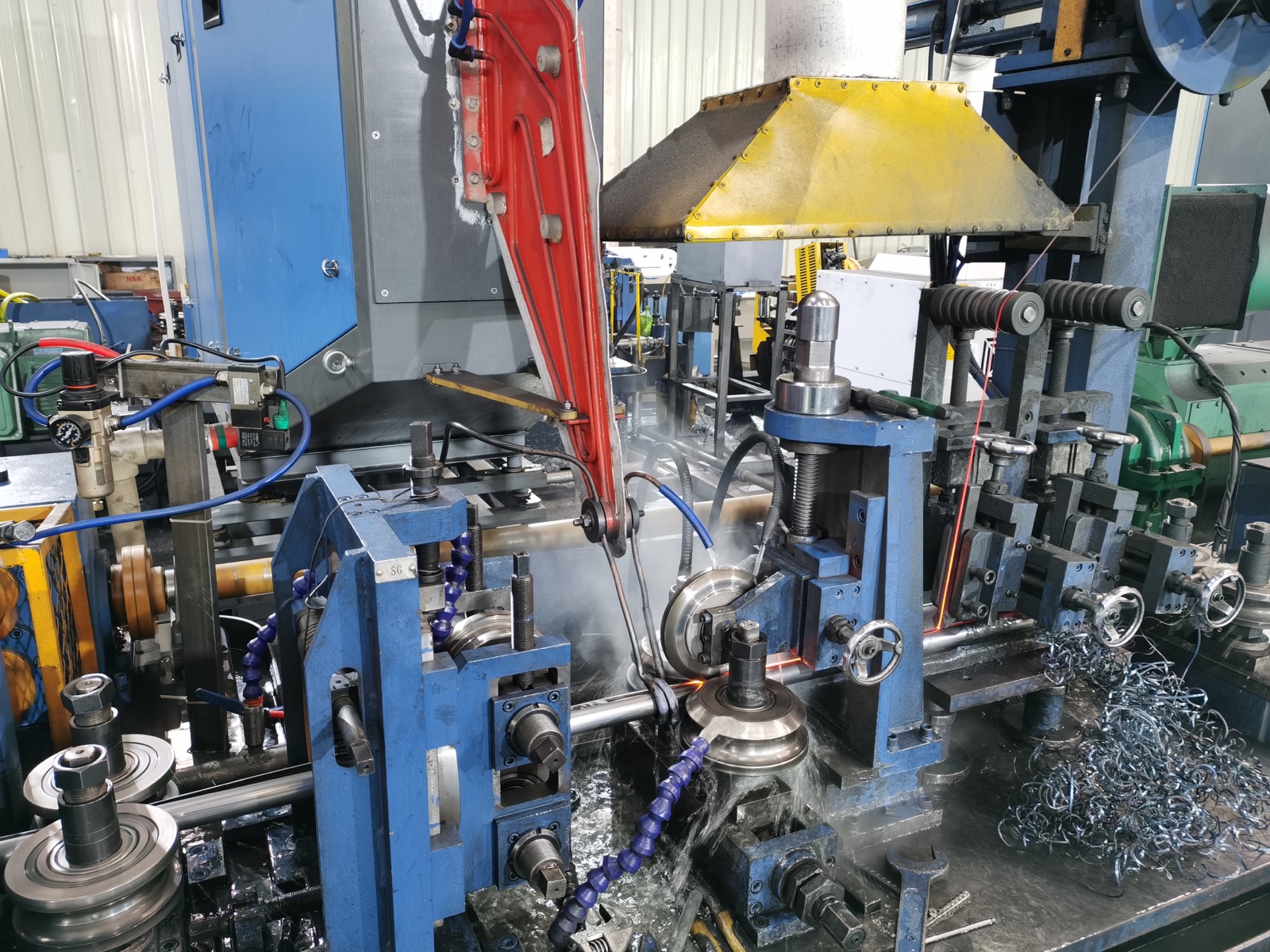 ERW steel tube forming and welding in production